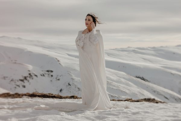mujer vestida de novia con un fondo nevado